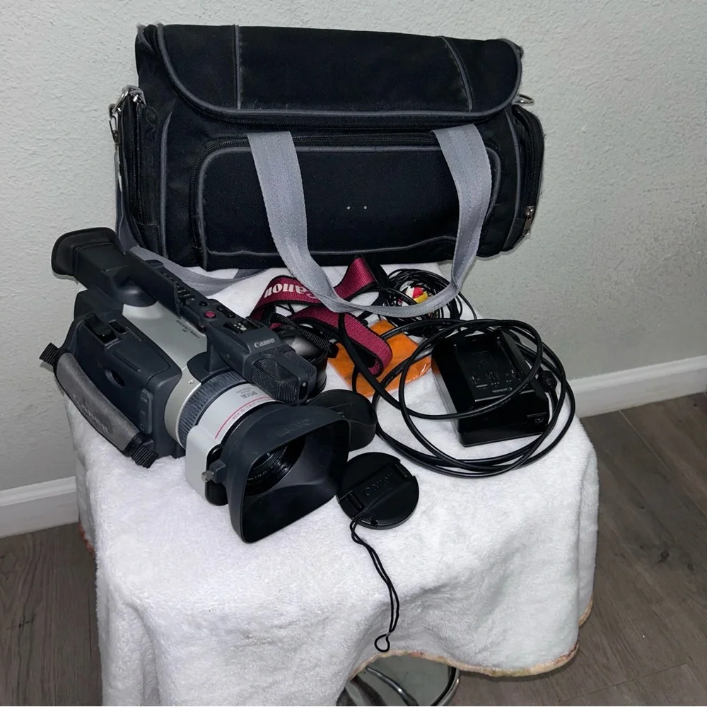 CANON DM-XM2 E - 3CCD DIGITAL VIDEO CAMCORDER XM2 PAL (TURNS ON) UNTESTED
